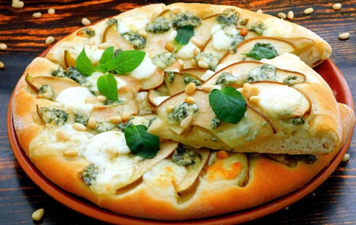 Оригінальний рецепт піци з грушею та блакитним сиром