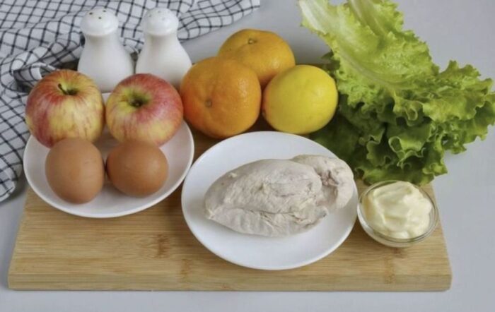 Кулінари поділились простим рецептом смачного салату з додаванням фруктів і курячого м'яса