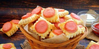 Рецепт слойок із сосисками