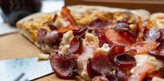 Кухар розповів, як правильно приготувати піцу на кефірі