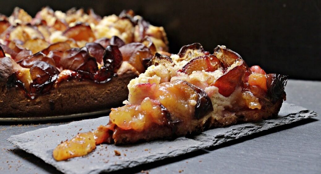 Рецепт французького пирога “навиворіт”: цю страву високої кухні можна приготувати дуже легко і бюджетно 