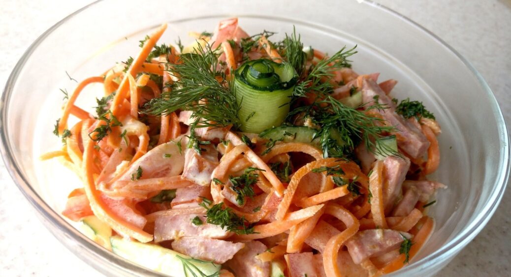 Омолоджуючий салат з індички та капусти, який прибере зайві сантиметри з талії: те, що треба до літа! 