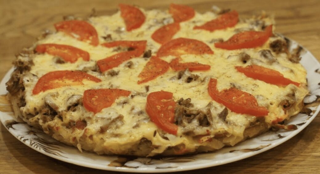 Такого ви точно ще не готували: рецепт ароматної та смачної картопляної піци в духовці за 15 хвилин 