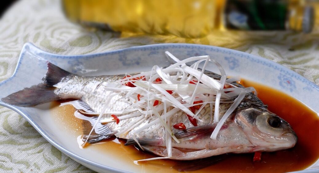Ця страва готується сама собою, а треба всього 4 окуні та картопля: універсальний рецепт на вечерю та обід 