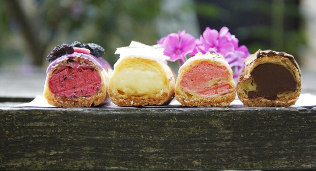 Правильні еклери готуються легко: рецепт елементарного смаколика до чаю, кави та просто на посиденьки 