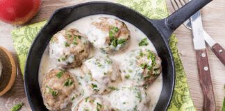 Рецепт смачних котлет в сметанковому соусі