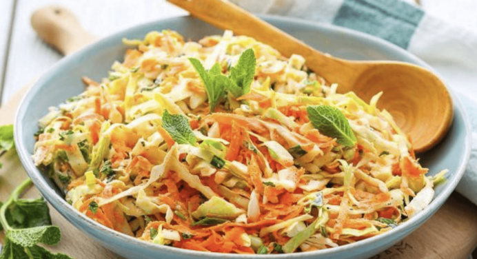 Найкращий салат для тих, хто на дієті: пісний рецепт простої закуски “Ромашка” з капусти та моркви 