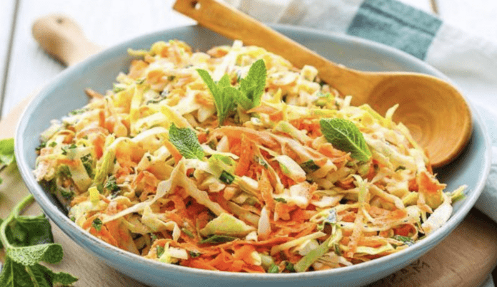 Простий рецепт дієтичного салату з моркви і капусти