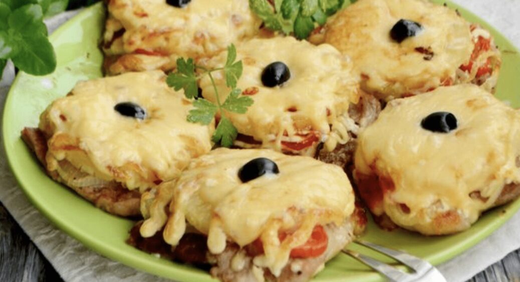 Цікава вечеря для великої родини: ароматне мʼясо по-французьки з ананасами в духовці. І гостям можна подати 