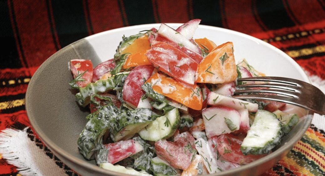 Готую цей салатик, щойно сонце показує перші промені: 5-хвилинна весняна закуска з овочами і сметаною 