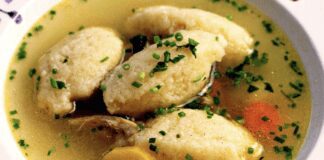 Господиня поділилась рецептом ситного супу з кльоцками на обід