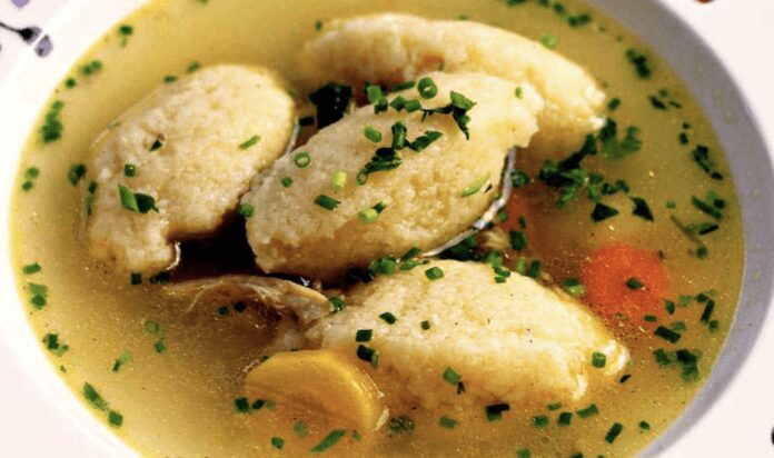 Господиня поділилась рецептом ситного супу з кльоцками на обід