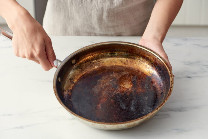 Як очистити нагар на сковорідці