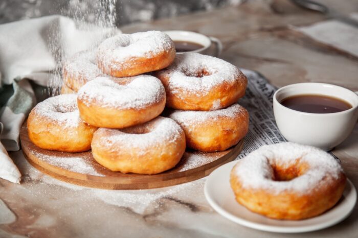 Кулінари розповіли про те, як приготувати смачні та ніжні пончики з цукровою пудрою до чаю