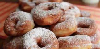 Кулінари розповіли про те, як приготувати смачні та ніжні пончики з цукровою пудрою до чаю