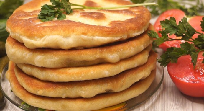 Турецький кухар навчив готувати коржики з картоплею замість пиріжків: такі смачні, я просто не можу. Рецепт 