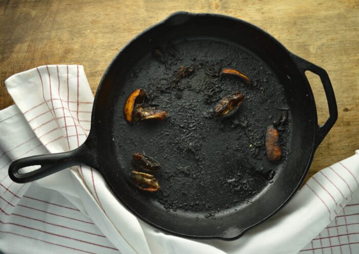 Спеціалісти назвали секретний засіб для очищення нагару зі сковорідки