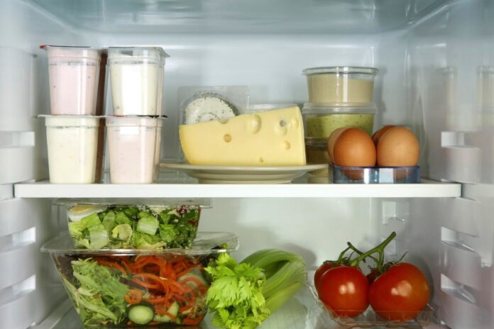 Як правильно зберігати масло в холодильнику