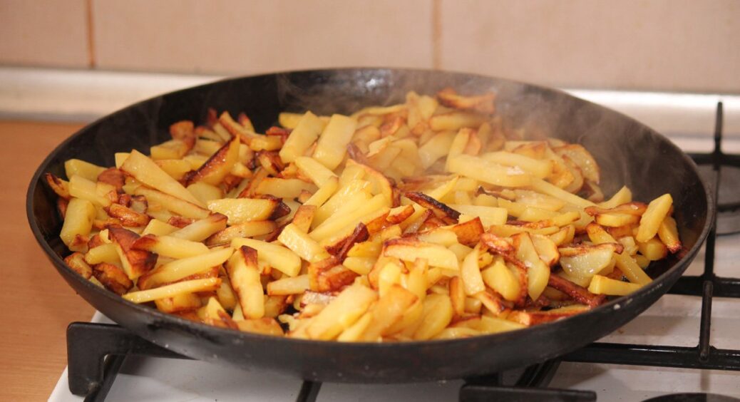 Я перша, хто до цього додумався і розповідаю вам: навіщо заморожувати картоплю перед смаженням 