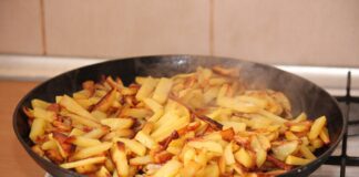 Кулінари розповіли, що додати до смаженої картоплі, щоб вона не розвалювалася