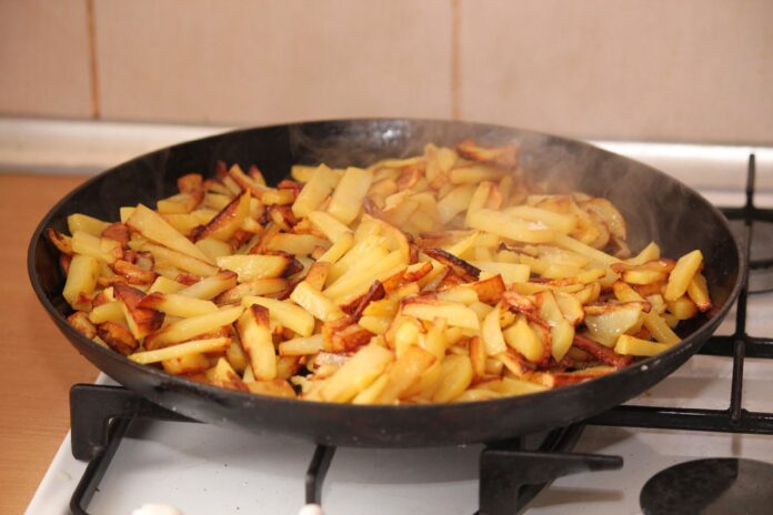 Кулінари розповіли, навіщо заморожувати картоплю перед смаженням