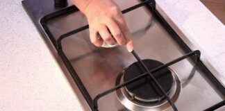 Господині поділилися швидким методом очищення решітки на газовій плиті