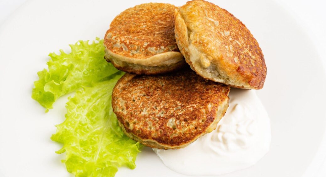 Простий рецепт з однієї картоплини: натираю на тертку і смажу на пательні неймовірні оладки. Кращі за деруни 