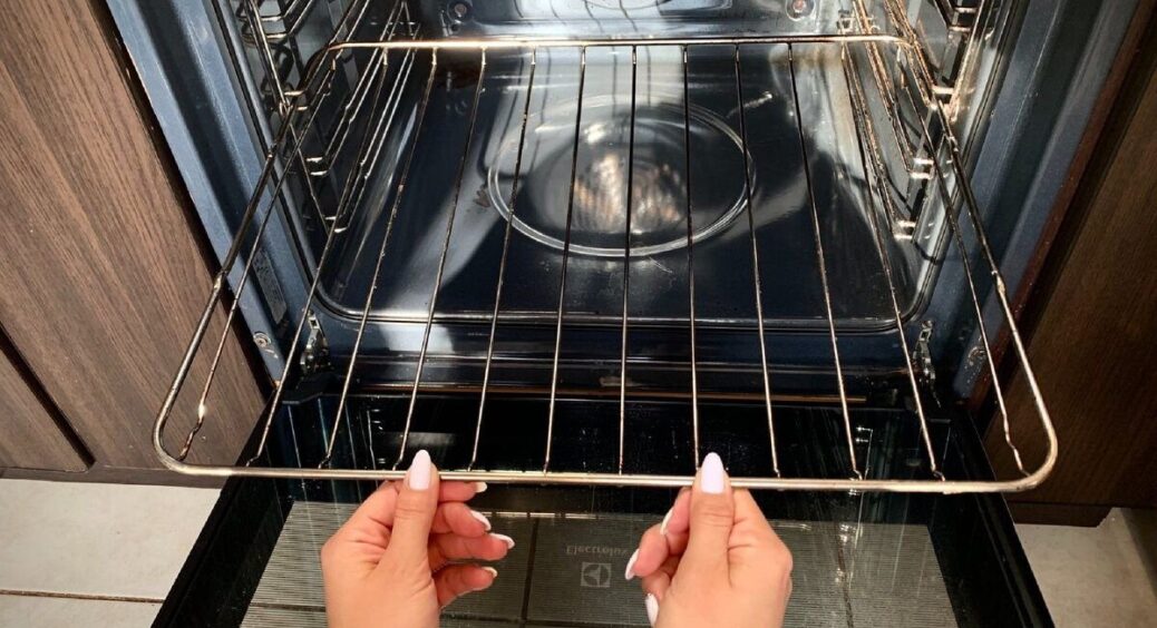 Решітка з духовки сяє, як нова: 10 хвилин часу і “базові” інгредієнти зробили справжнє перевтілення 