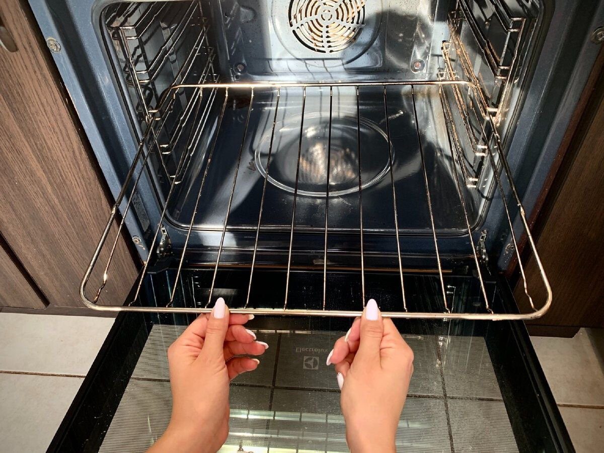 Господині розповіли, як швидко очистити жирну решітку з духовки