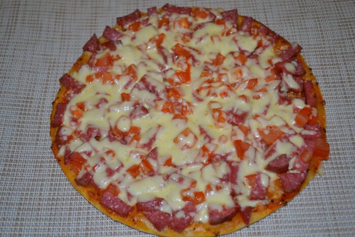 Кулінари розповіли, як швидко приготувати ситну та соковиту піцу на домашньому пишному тісті