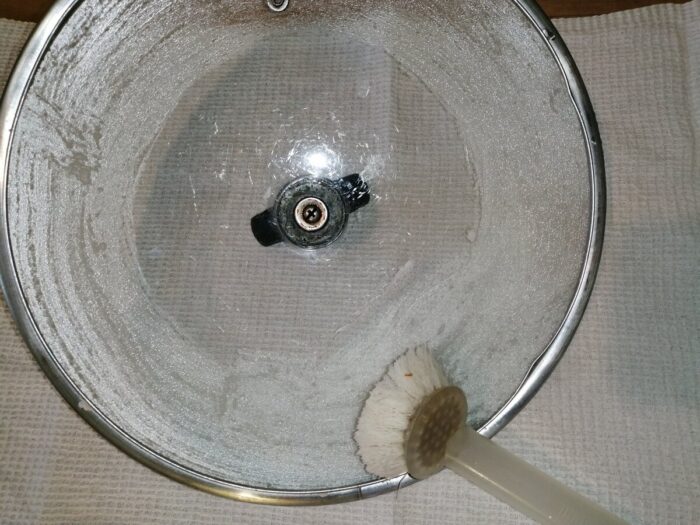 Експерти розповіли, як вимити кришку від сковорідки за допомогою простого домашнього засобу