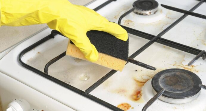 Ніякого нашатирю: знайшла чудовий спосіб відмити решітку газової плити – не залишиться ні запаху, ні бруду 