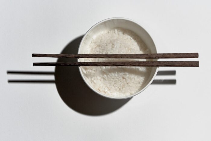 Експерти розповіли про головні правила промивання рису для смачної та розсипчастої страви
