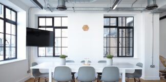 Експерти розповіли, чим захистити скло вікон від пилу