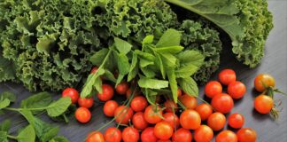 Шеф-кухар поділився рецептом простого літнього салату з помідорів