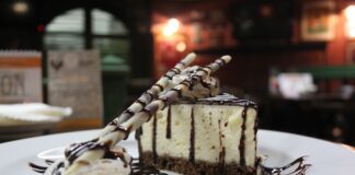 Кондитер розповів, як у домашніх умовах приготувати торт Пташине молоко