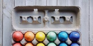 Кухар розповів, яким барвником можна зробити мармурові яйця