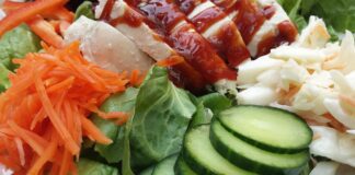 Як поєднати курку та чорнослив у салаті: поради кулінарів