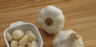 Як доглядати за часником навесні