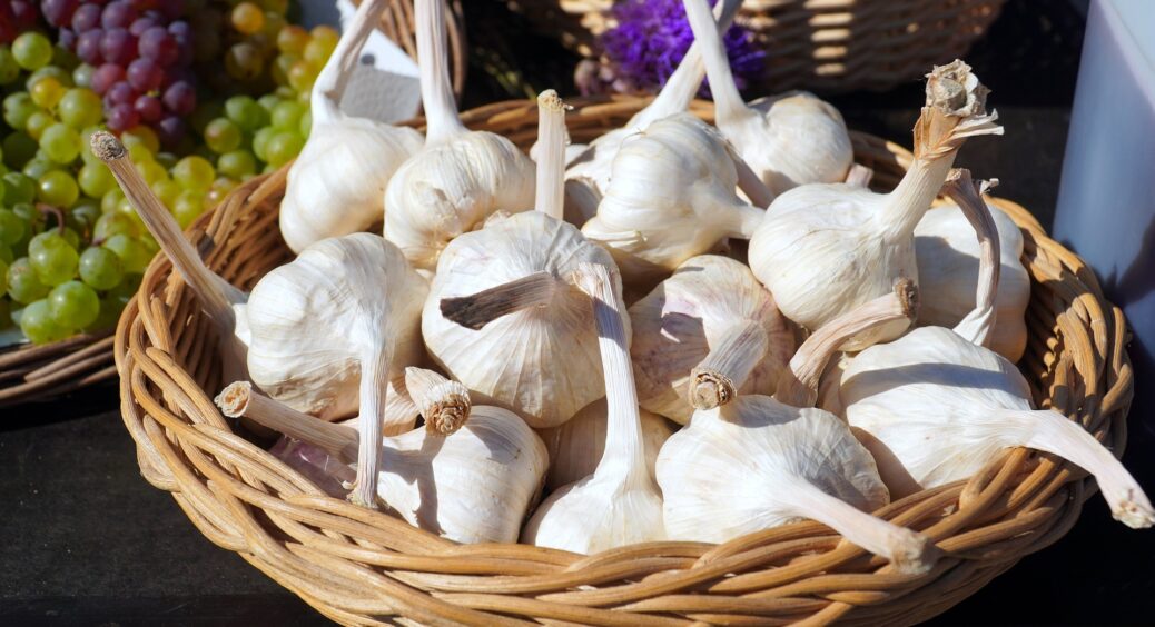 Не знала, що так можна, але тепер не можу без цього жити: 3 прості способи використання часника 