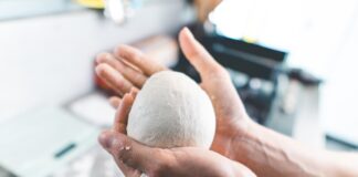 Кухар розповів, як з 1 літра молока самостійно зробити моцарелу