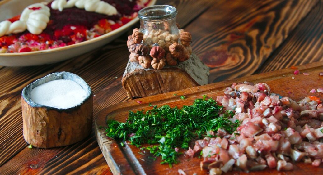 Свекруха уплітала за обидві щоки, ще й рецепт попросила: легкий весняний салат на основі оселедця — смакота 