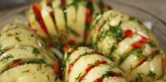 Кухар поділився дієтичним рецептом запеченої картоплі з томатами