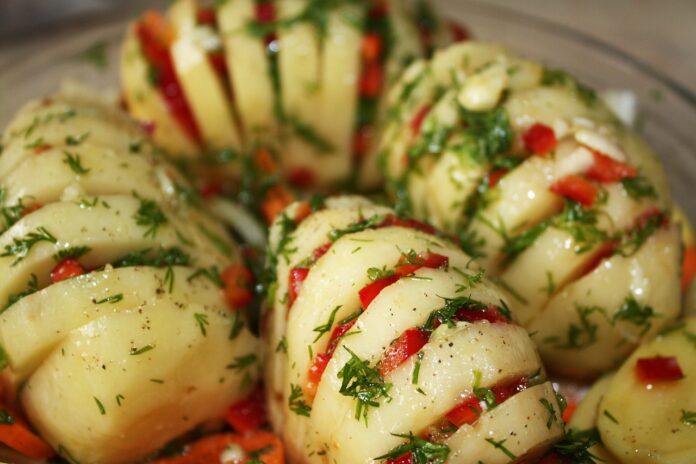 Кухар поділився дієтичним рецептом запеченої картоплі з томатами