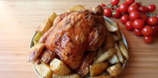 Кухар пояснив, як правильно запекти курку з яблуками у духовці