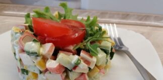 Професійний кулінар розповів, як приготувати крабовий салат з помідорами