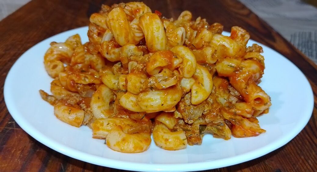 Ідеальний рецепт вечері в одній сковороді: завжди мене виручає. Смачні макарони – не зовсім по-флотськи 