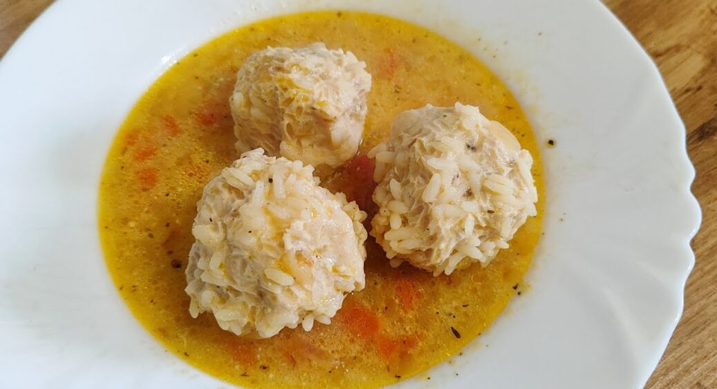 Курячі їжачки з рисом — найкраща святкова страва, щоб вразити гостей: байдужим точно не залишиться ніхто! 