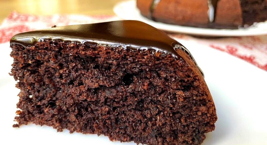Заміс та випічка відразу на сковороді без духовки: неперевершений рецепт смачного шоколадного пирога 
