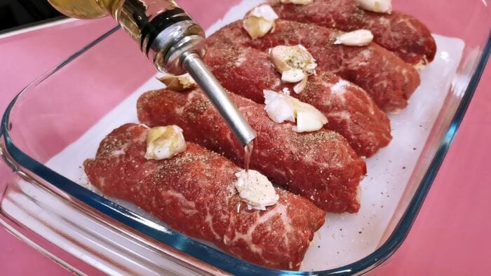 Кулінари розповіли, як приготувати смачні рулетики зі свинячого м'яса з вершковим маслом